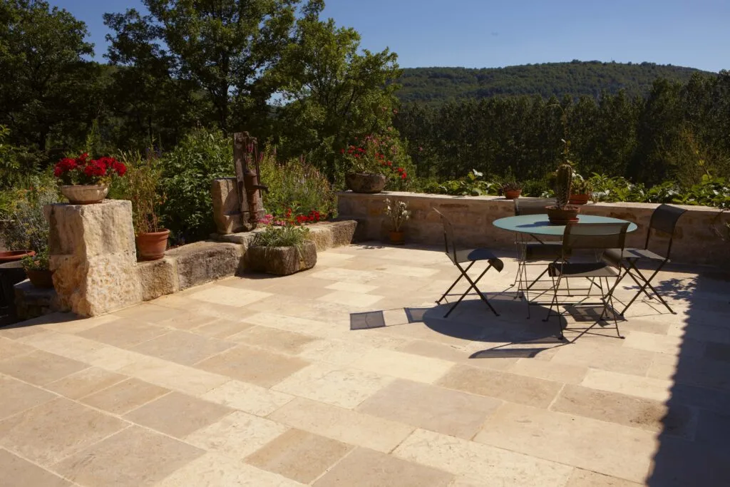 Terrasse en pierre naturelle avec dallage élégant pour aménagement extérieur