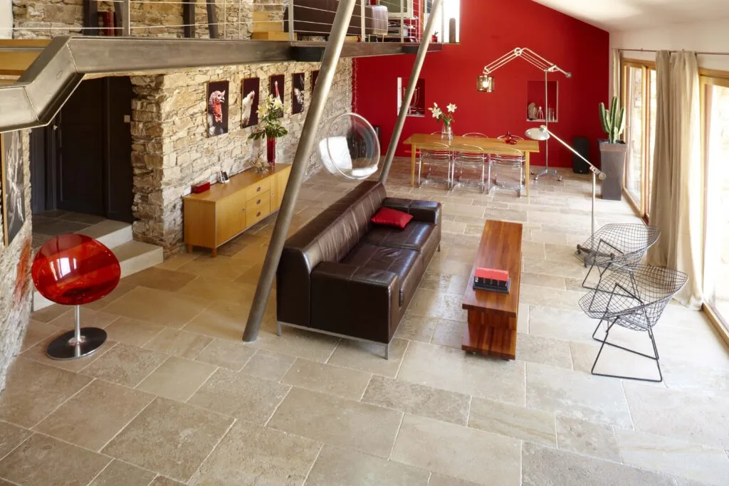 Dallage intérieur en pierre naturelle Bouriane avec finition rustique
