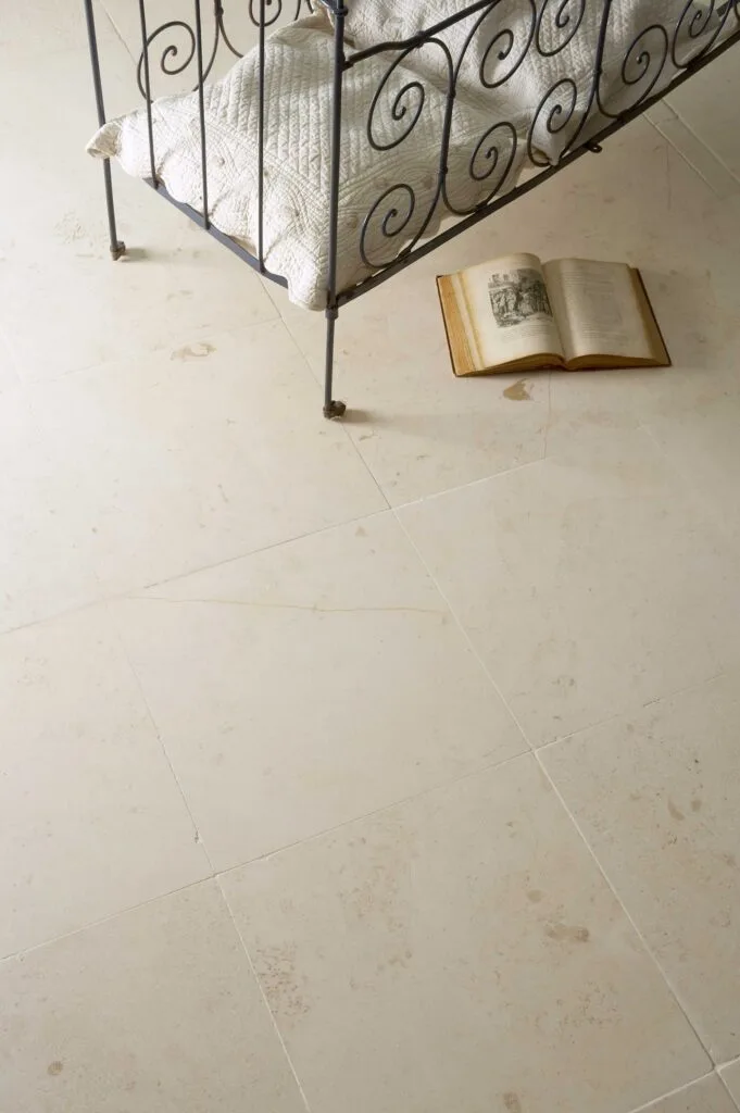 Dallage en pierre naturelle de Borrèze avec finition adoucie