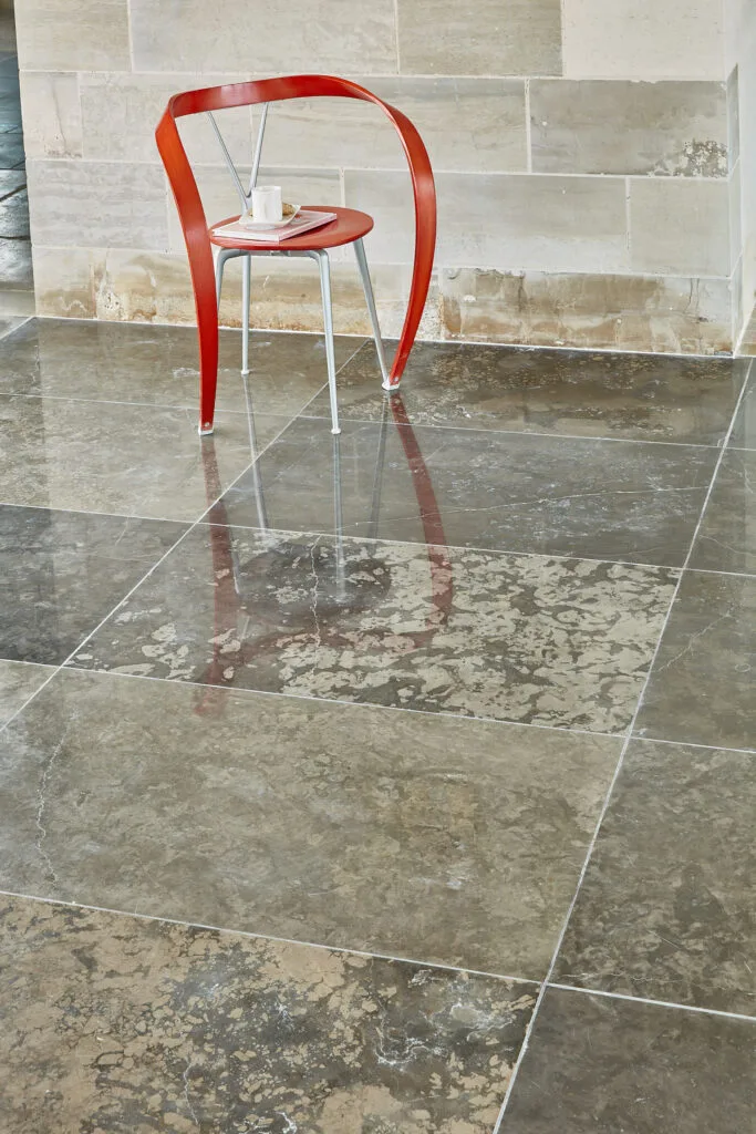 Dallage en pierre naturelle de Cénevières avec finition adoucie