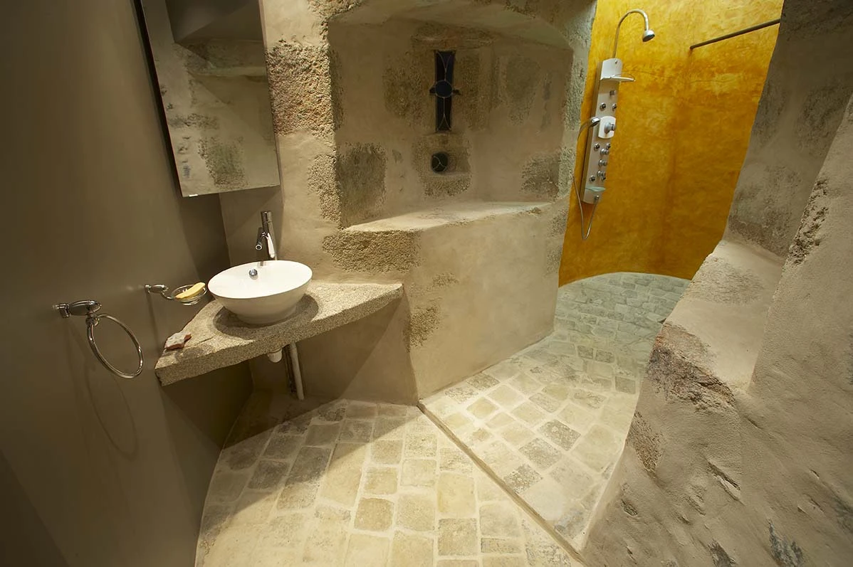 Dallage en pierre naturelle pour salle de bain, finition antidérapante