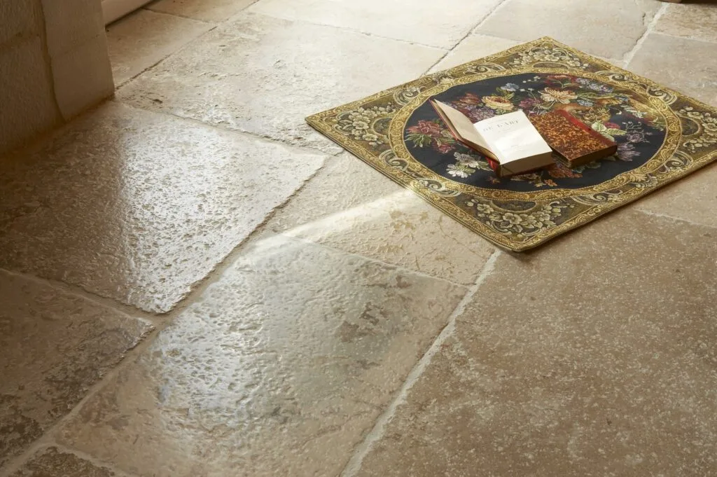 Dallage en pierre naturelle Vieux Quercy avec finitions vieillies