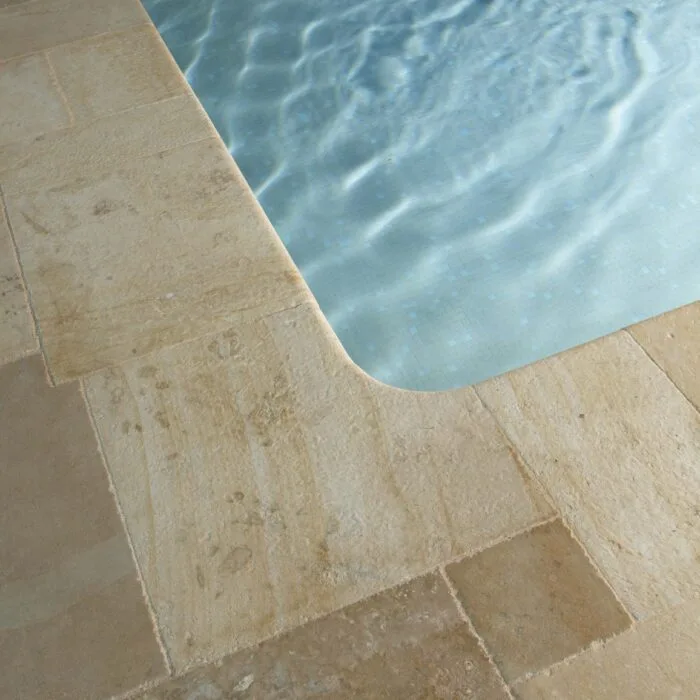 Angle de margelle de piscine courbe en pierre naturelle