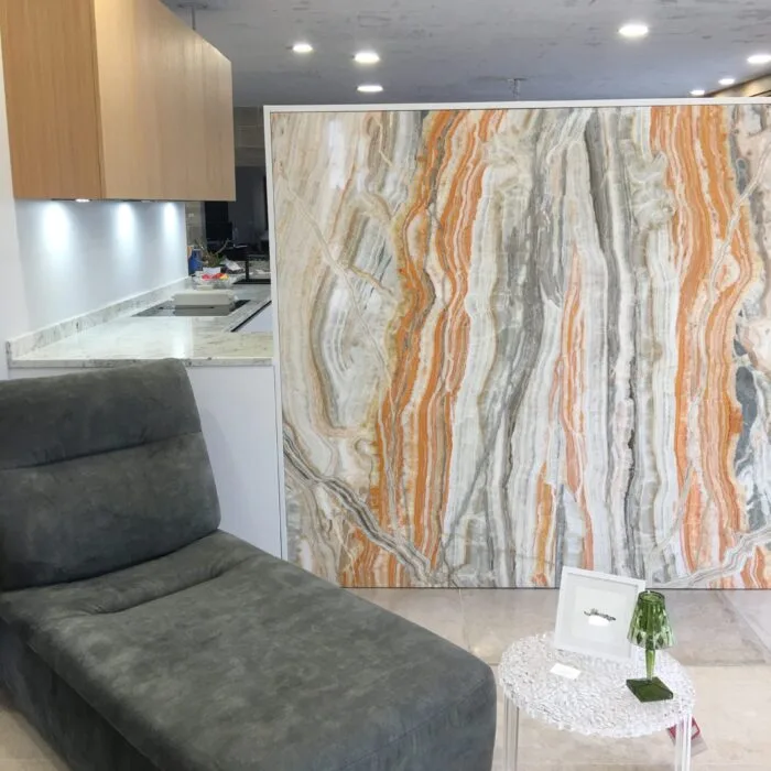 Panneau mural en onyx orange – pierre naturelle translucide et chaleureuse