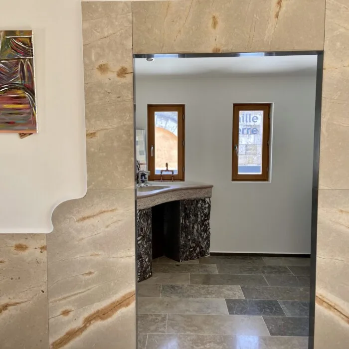 Panneau mural en pierre naturelle de Cénevières veinée – finition élégante