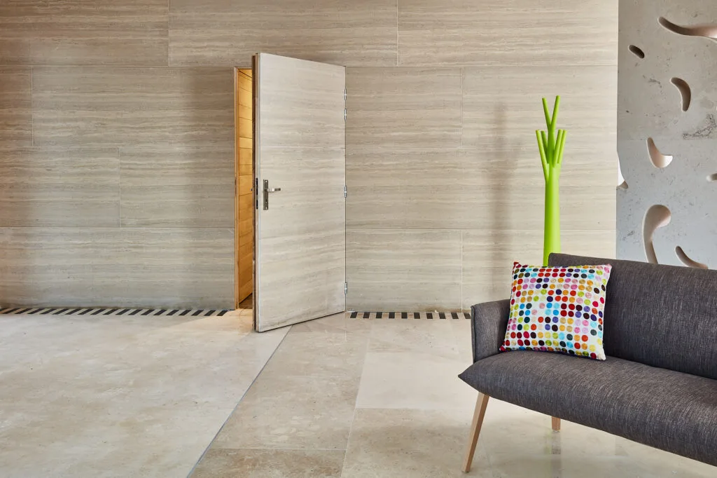 Panneau mureaux finition sable-ligne – texture fine sableuse avec lignes régulières, pierre naturelle calcaire