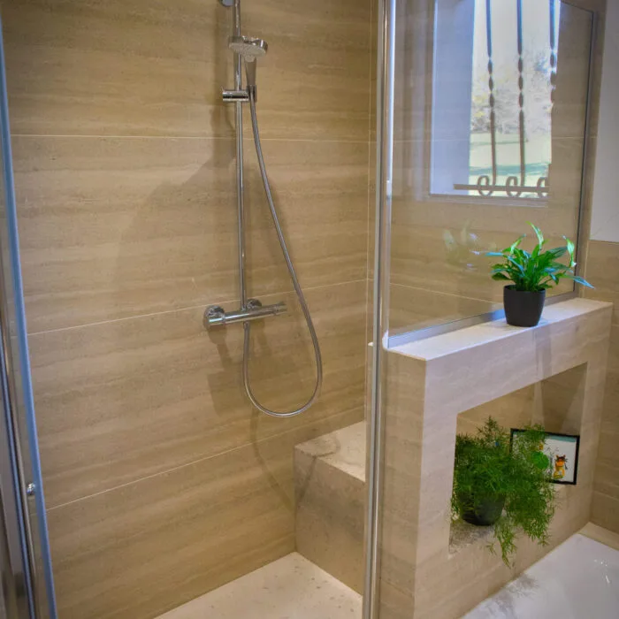 Panneau mural en pierre naturelle d’Auberoche Sahara pour douche – finition lisse