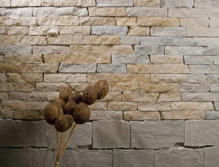 Parement en barrettes éclatées de pierre d’Auberoche – teinte ocre, texture rustique