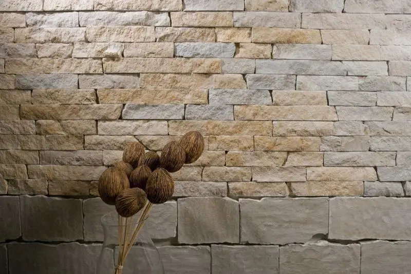 Parement en barrettes éclatées de pierre d’Auberoche – teinte ocre, texture rustique