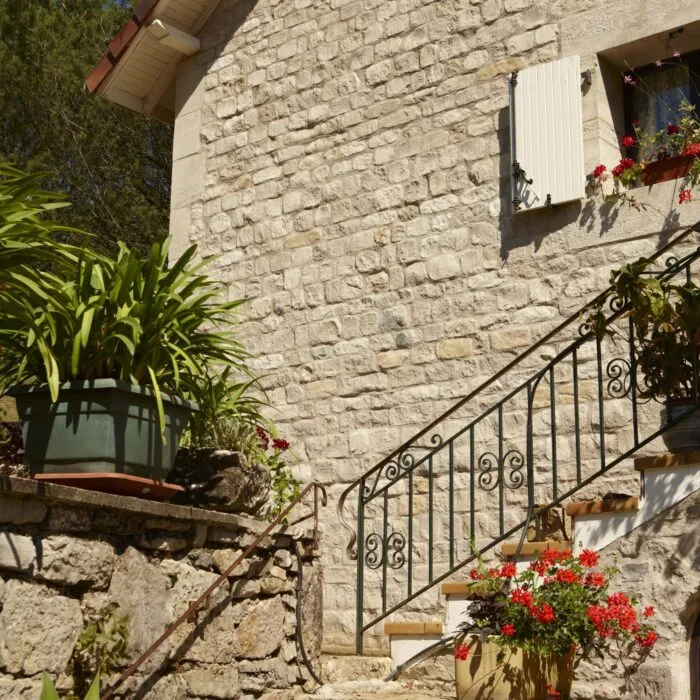 Parement Borie en pierre d’Auberoche toutes teintes – maison de style campagnard
