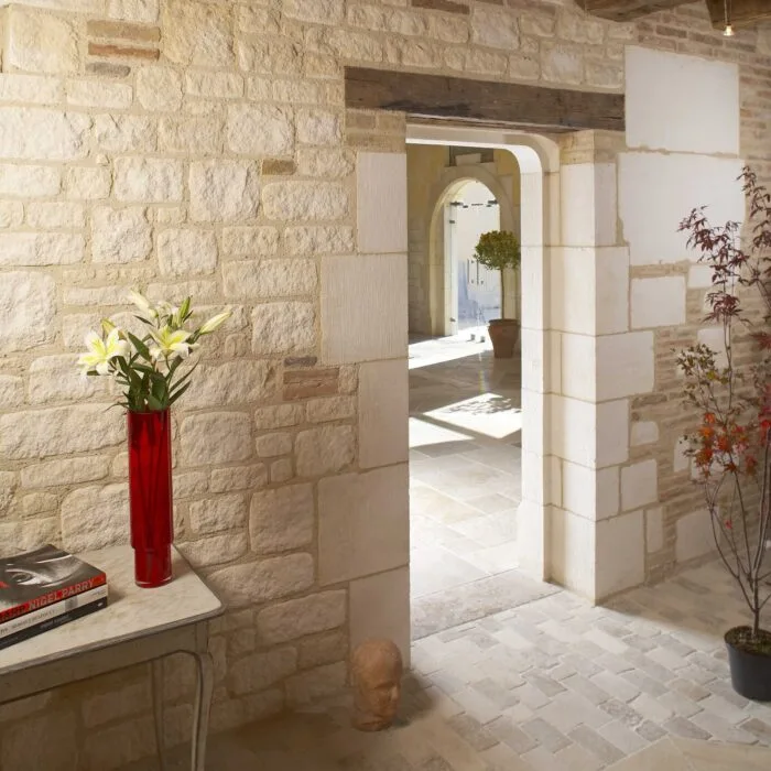 Parement Borie de Borrèze – pierre calcaire claire, finition éclatée, style traditionnel
