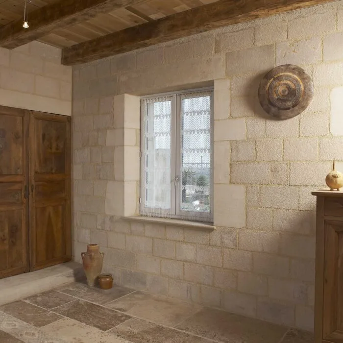 Parement en pierre d’Auberoche – pierre calcaire naturelle aux tons beiges et ocres, pose traditionnelle