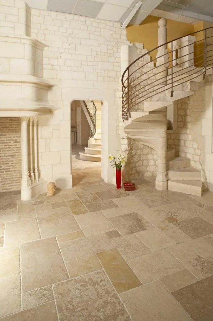 Parement en pierre calcaire de Borrèze – teinte claire, format irrégulier, pose murale traditionnelle