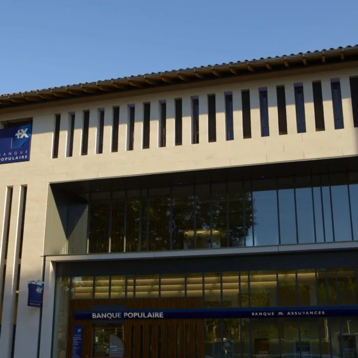 Parement en pierre de Borrèze pour façade de l'agence – Banque Populaire Occitane