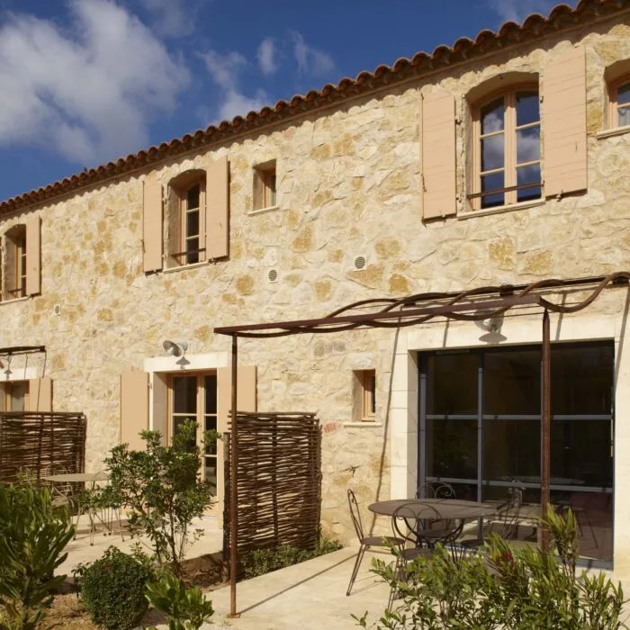 Parement en pierre naturelle de Corbière – teintes beiges et rosées, pose traditionnelle