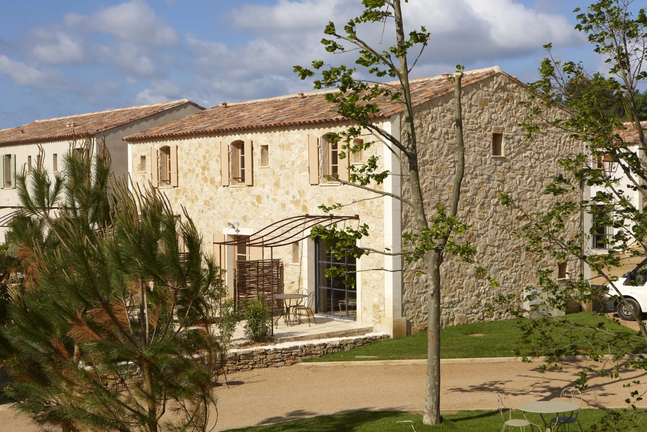 Parement en pierre naturelle de Corbières pour le village de vacances de Lézignan