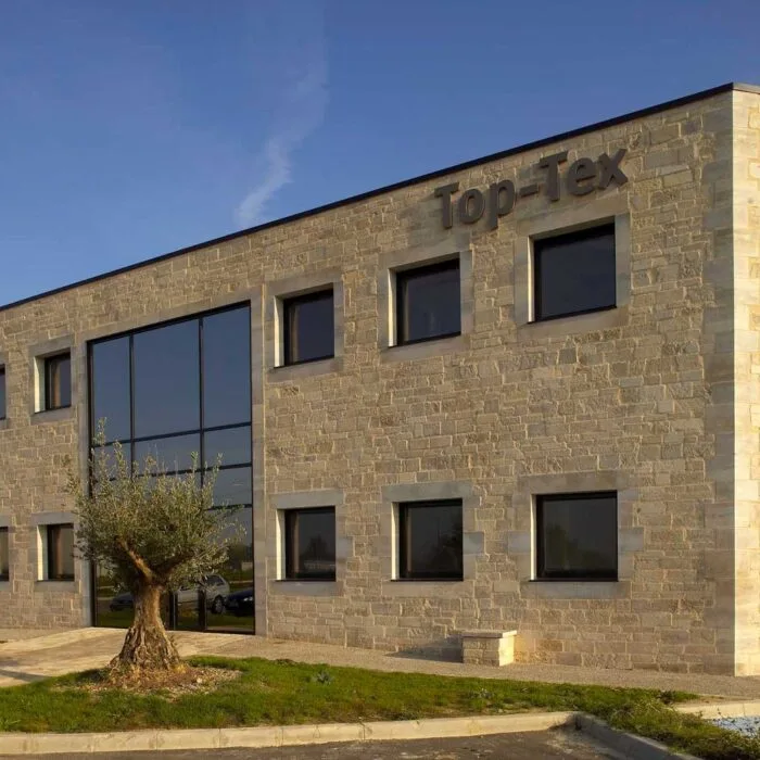 Parement en pierre naturelle pour façade du magasin Top-Tex
