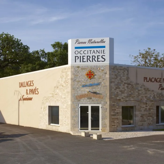 Parement en pierre naturelle dans showroom à Gramat – finition éclatée
