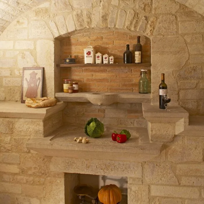 Parement en pierre naturelle – blocs irréguliers, calcaire beige à finition éclatée, style rustique traditionnel