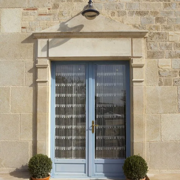 Parement en pierre naturelle exposé dans le showroom d’Occitanie Pierres à Cahors