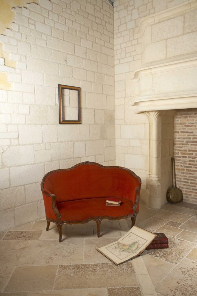 Parement Renaissance de Borrèze – pierre calcaire claire, finition vieillie, blocs réguliers pour style classique ou patrimoine