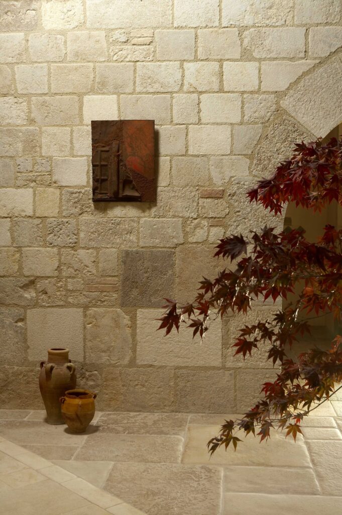Parement Templier d’Auberoche – pierre calcaire naturelle, finition vieillie, style Renaissance