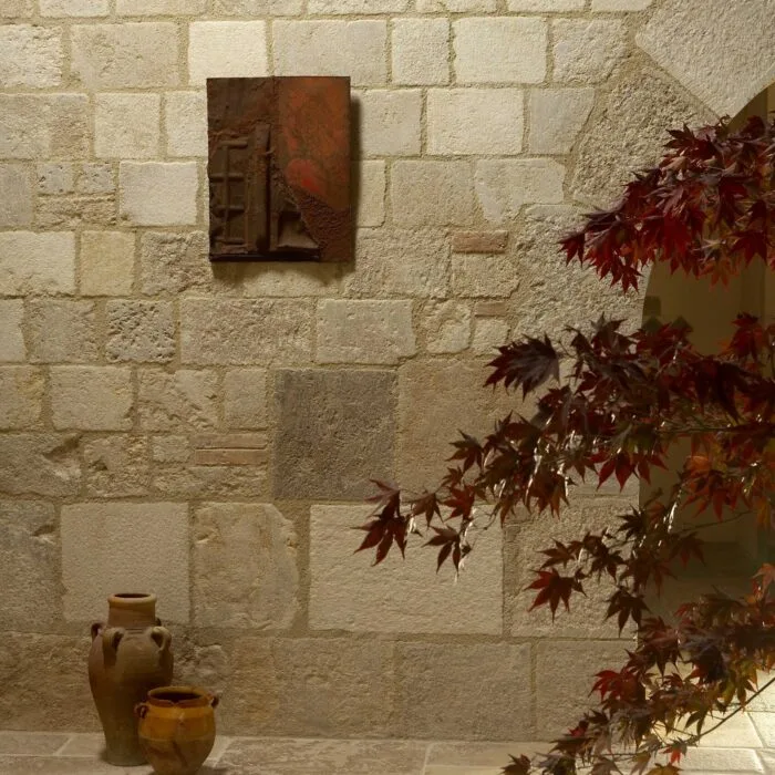 Parement Templier d’Auberoche – pierre calcaire naturelle, finition vieillie, style Renaissance