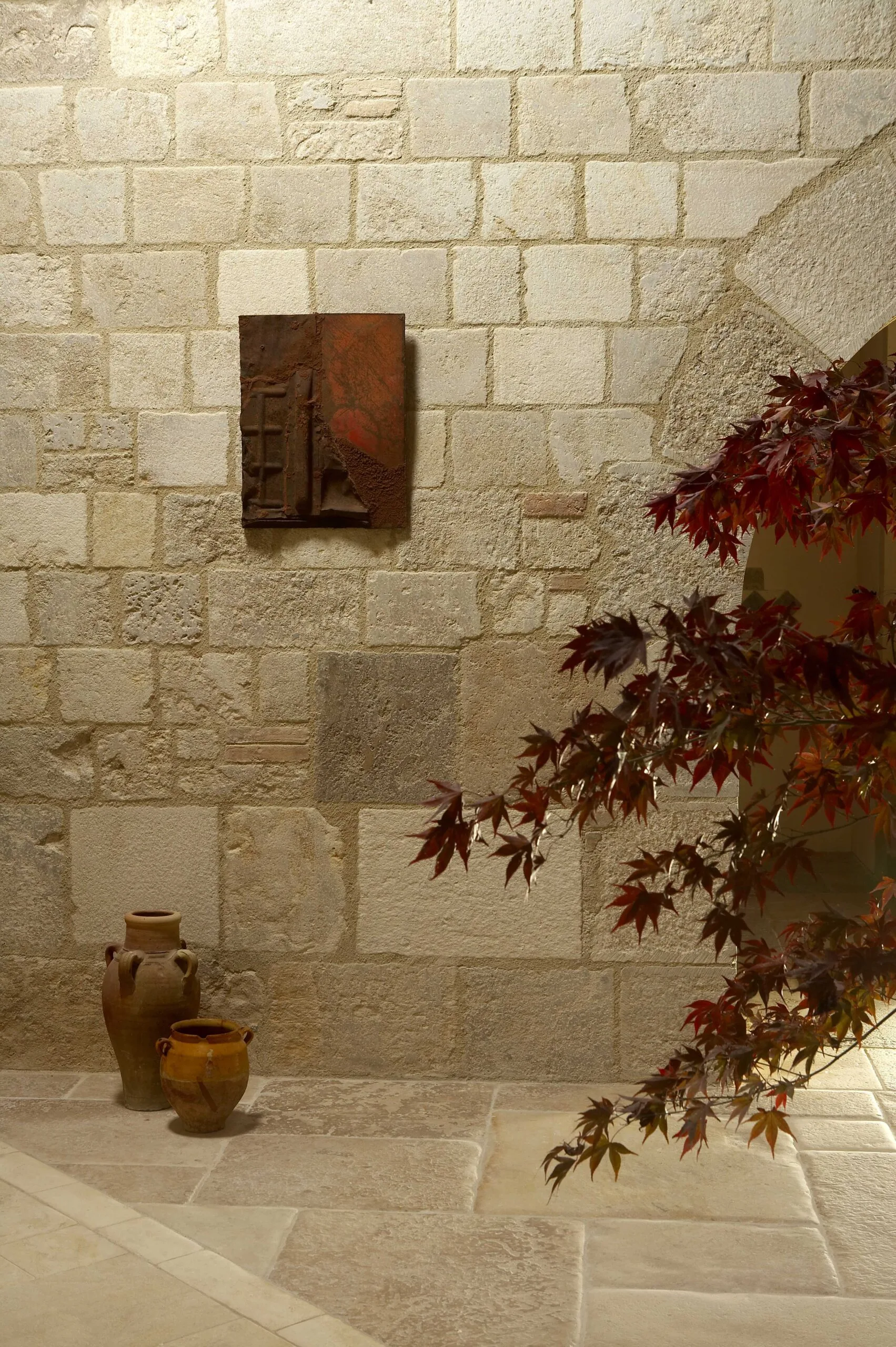 Parement Templier d’Auberoche – pierre calcaire naturelle, finition vieillie, style Renaissance