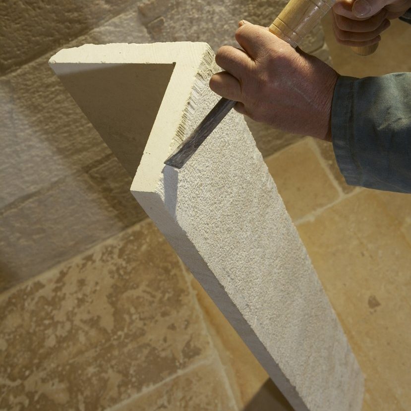 Angle évidé en pierre naturelle – finition soignée pour coin de mur
