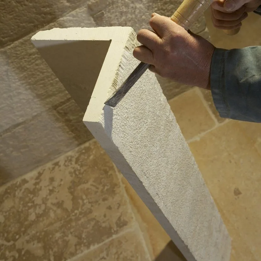 Angle évidé en pierre naturelle – finition soignée pour coin de mur