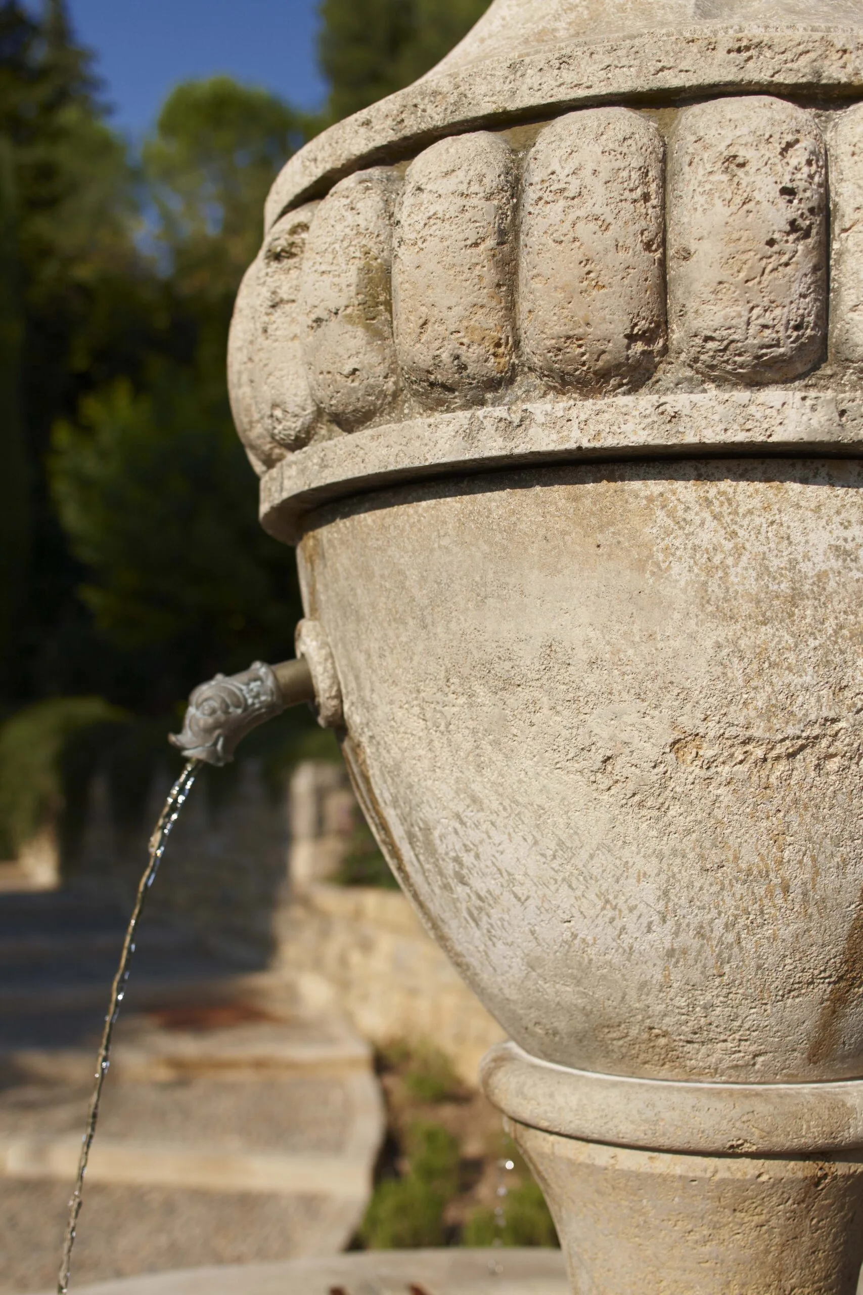 Détail d’une fontaine taillée en pierre naturelle – finition précise et artisanale