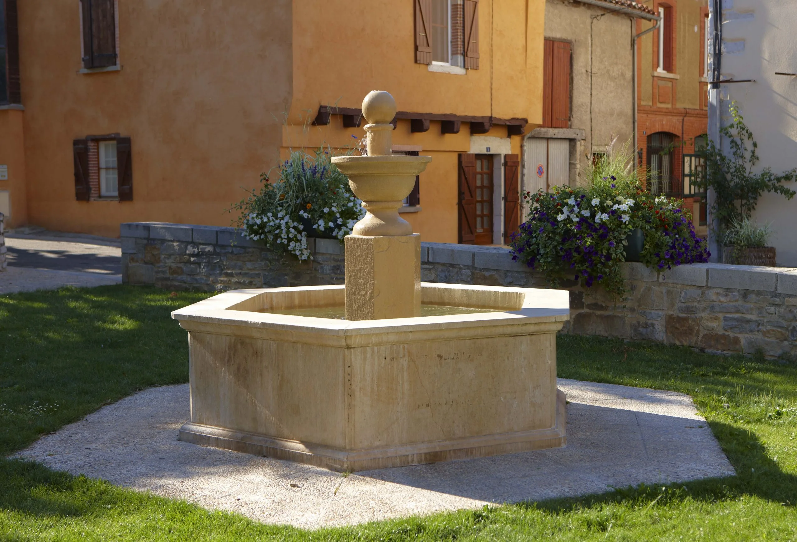 Fontaine Auxerre en pierre naturelle de Borrèze – design classique et robuste