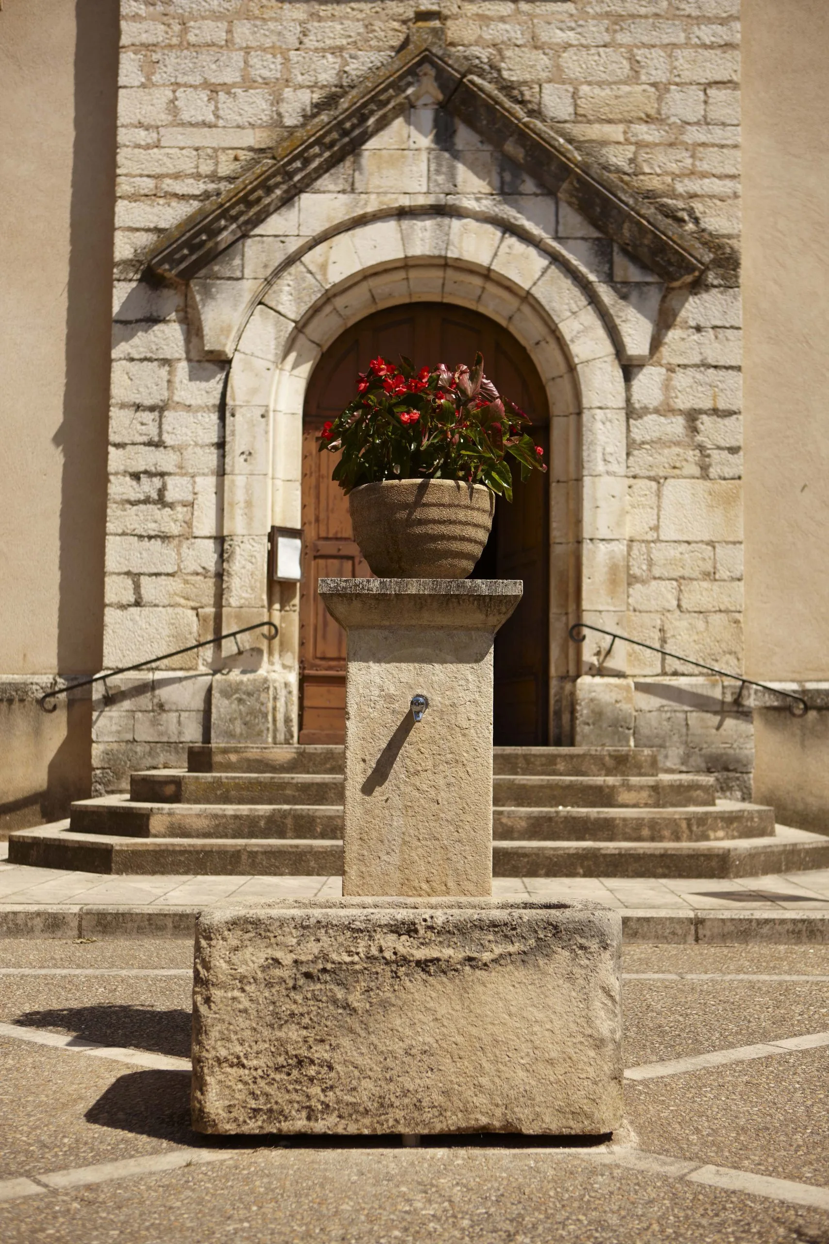 Fontaine murale en pierre naturelle avec robinet intégré – design fonctionnel et esthétique