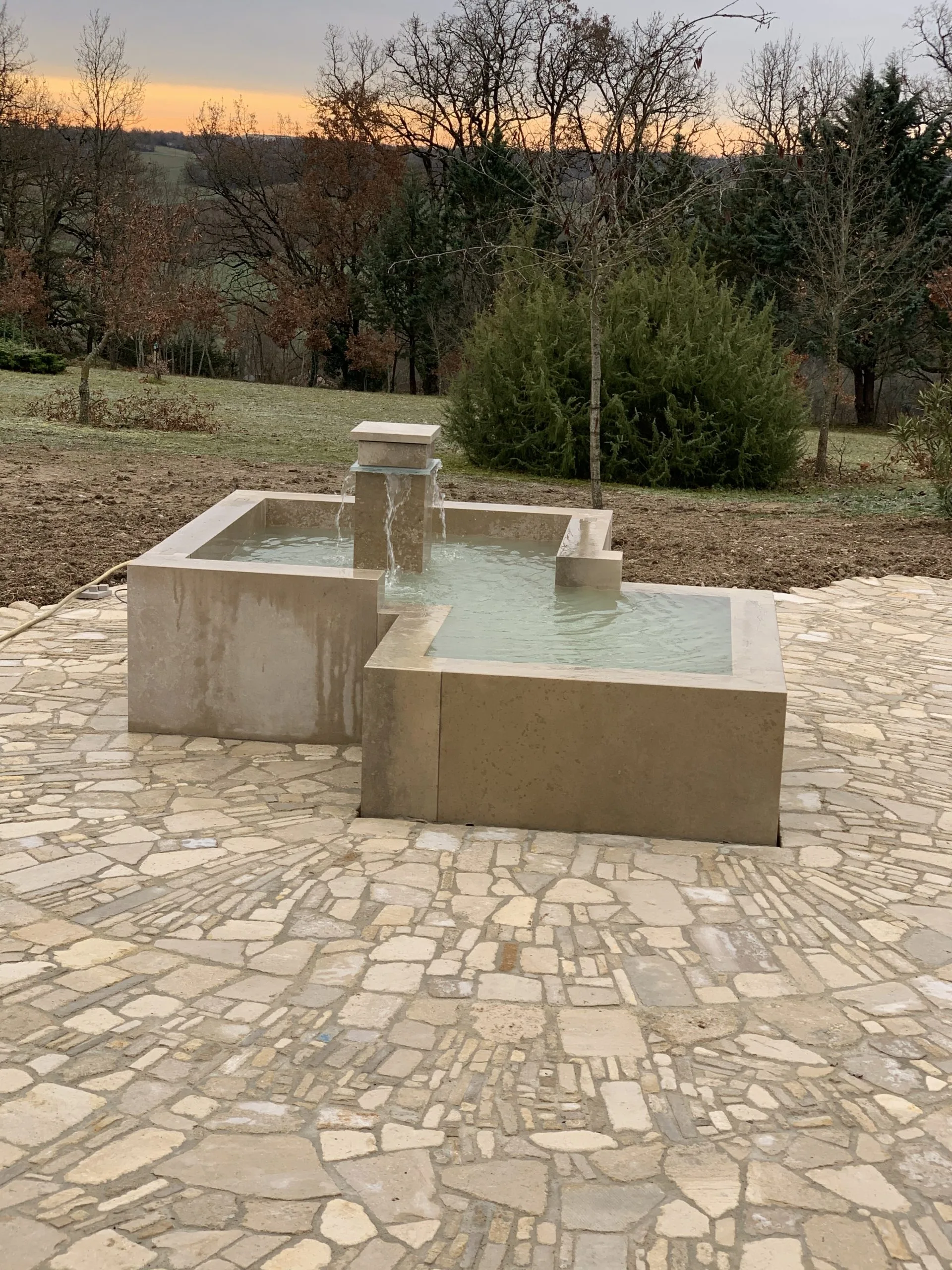 Fontaine en pierre naturelle réalisée pour un projet chez un particulier – design personnalisé et élégant
