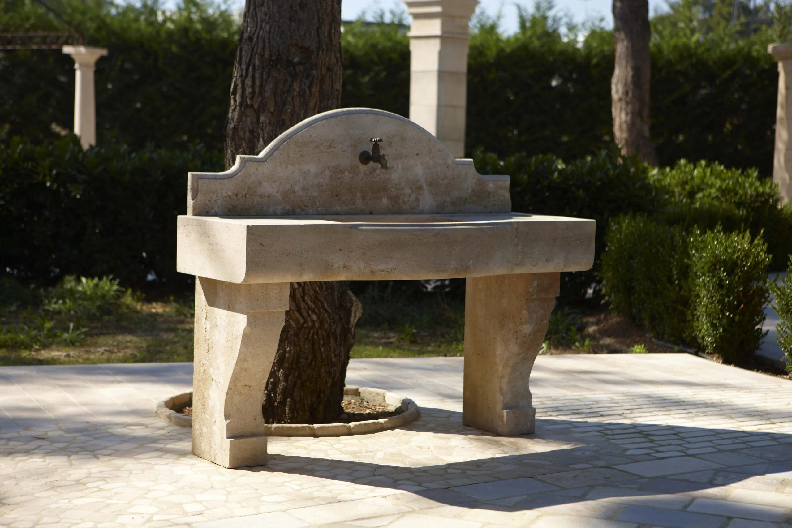Fontaine en pierre naturelle style évier à l'ancienne – design rustique et authentique