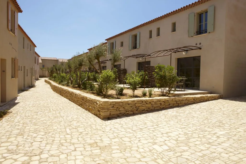 Allée en pavés occitans en pierre naturelle calcaire