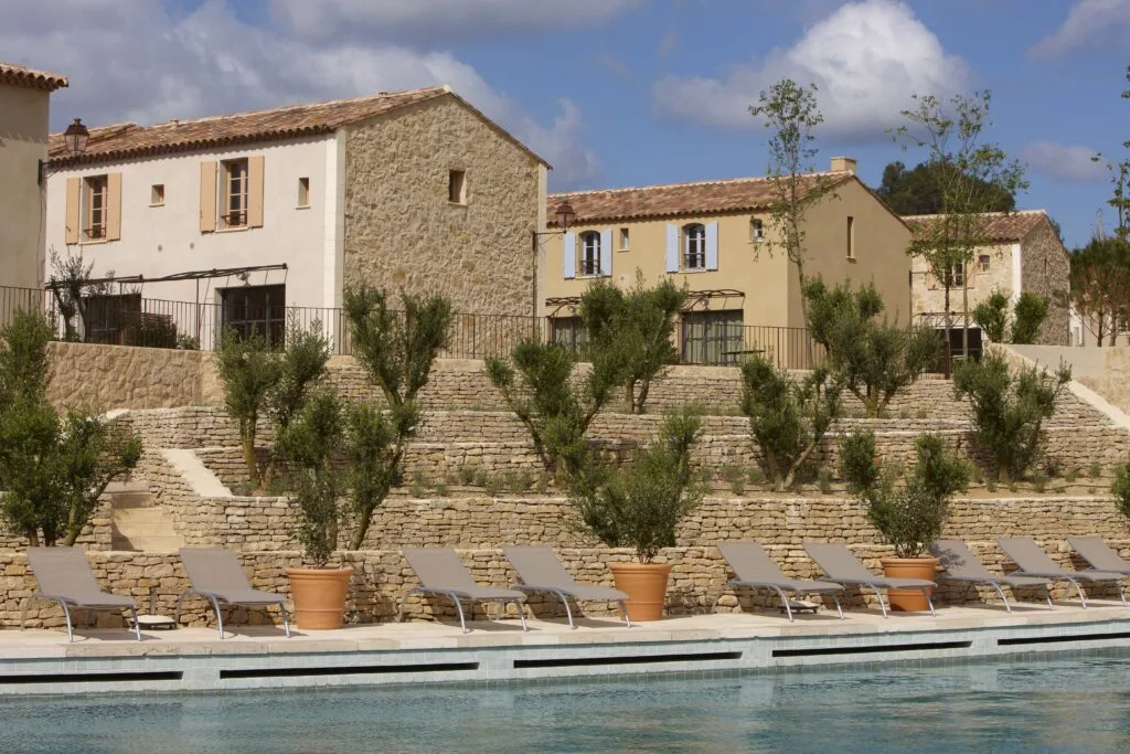 Aménagement extérieur en pierre calcaire à Lézignan par Occitanie Pierres