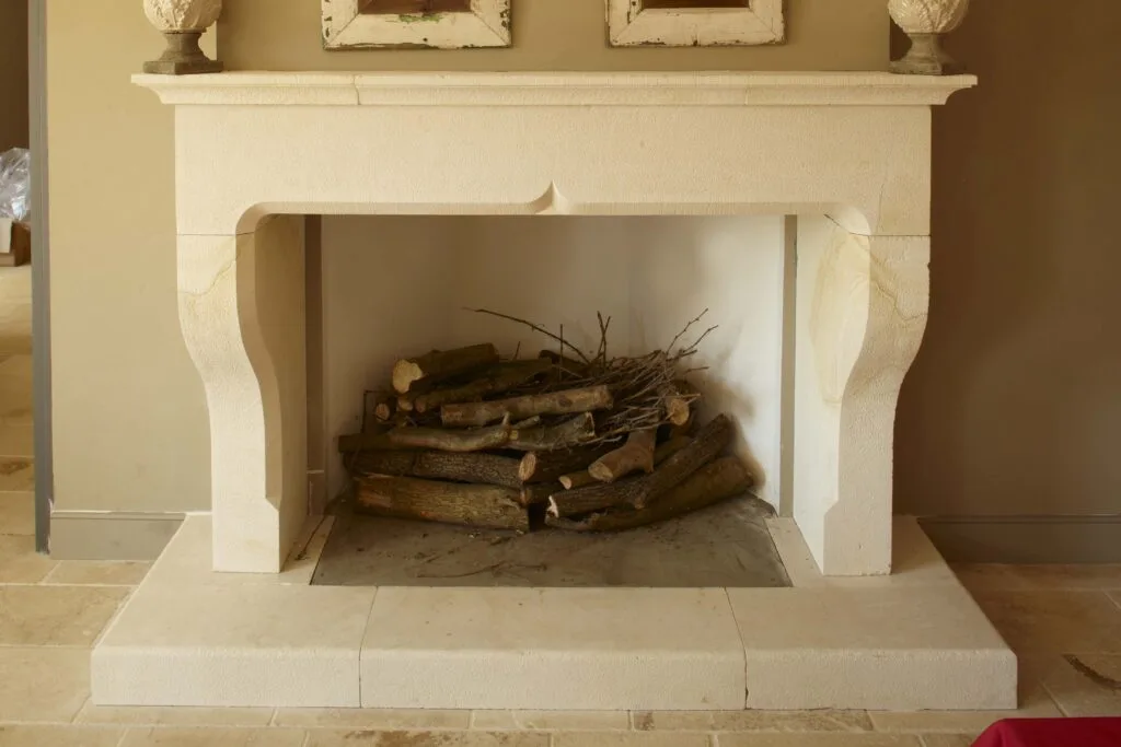 Cheminée provençale en pierre naturelle réalisée à Lézignan