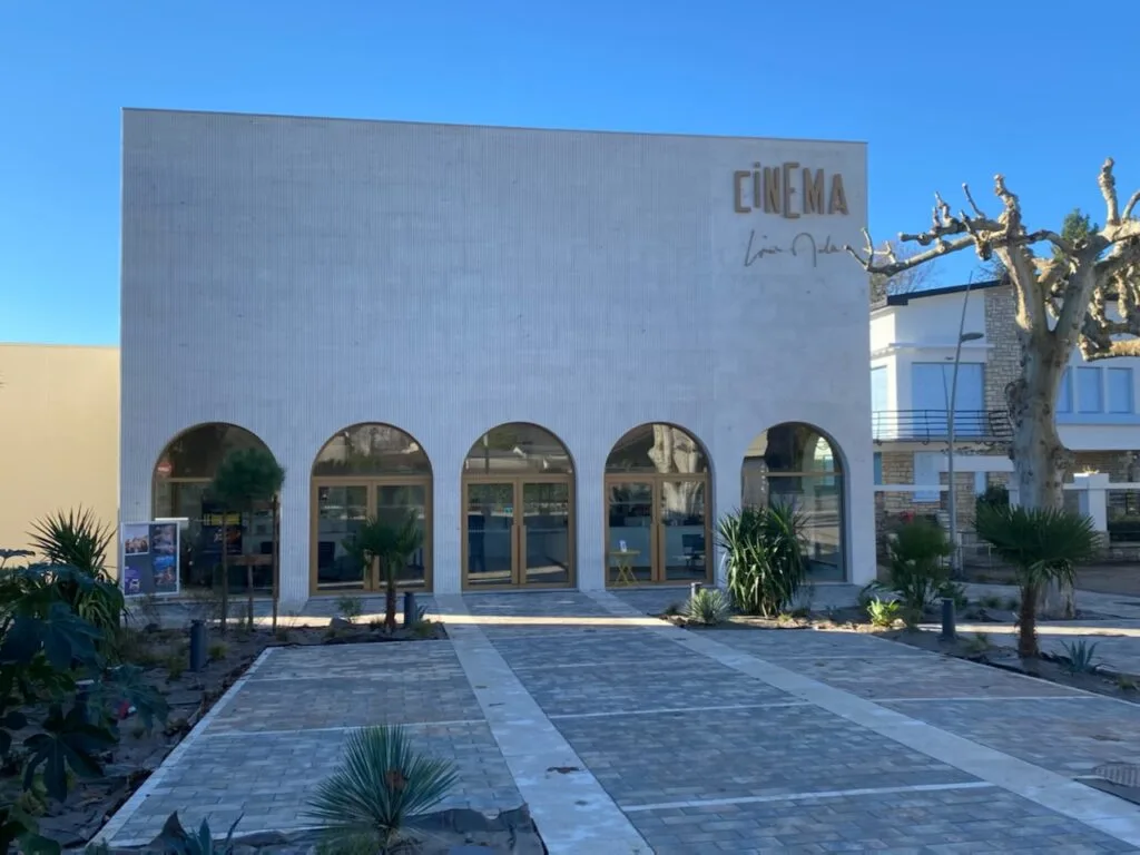 Façade en pierre naturelle du cinéma Louis Malle à Prayssac