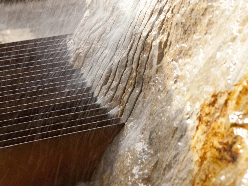 Découpe en tranche de dallage en pierre naturelle