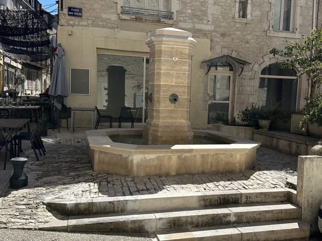 Fontaine historique de Souillac rénovée par Occitanie Pierres