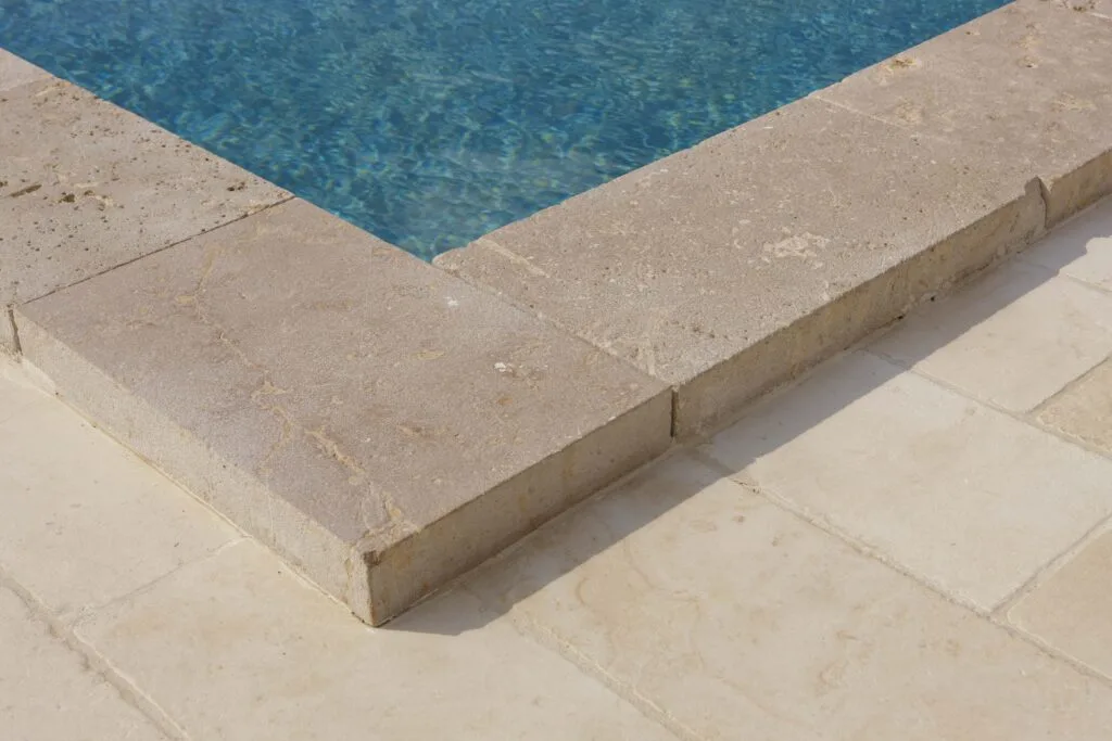 Margelles de piscine en pierre naturelle taillée sur mesure