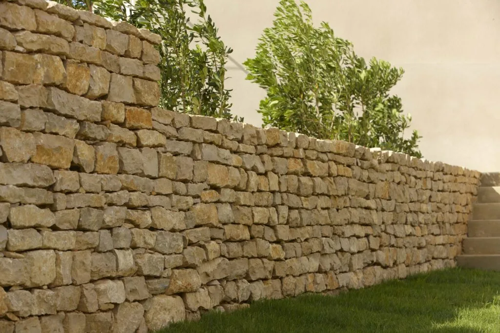Mur en pierre naturelle à bâtir, pierre calcaire brute