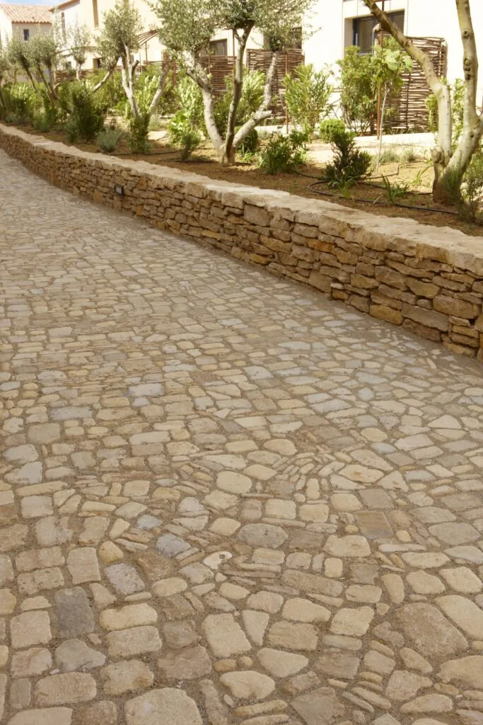 Muret en pierre naturelle avec pavés occitans à Lézignan