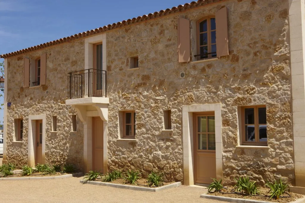 Mur en parement de pierre calcaire des Corbières