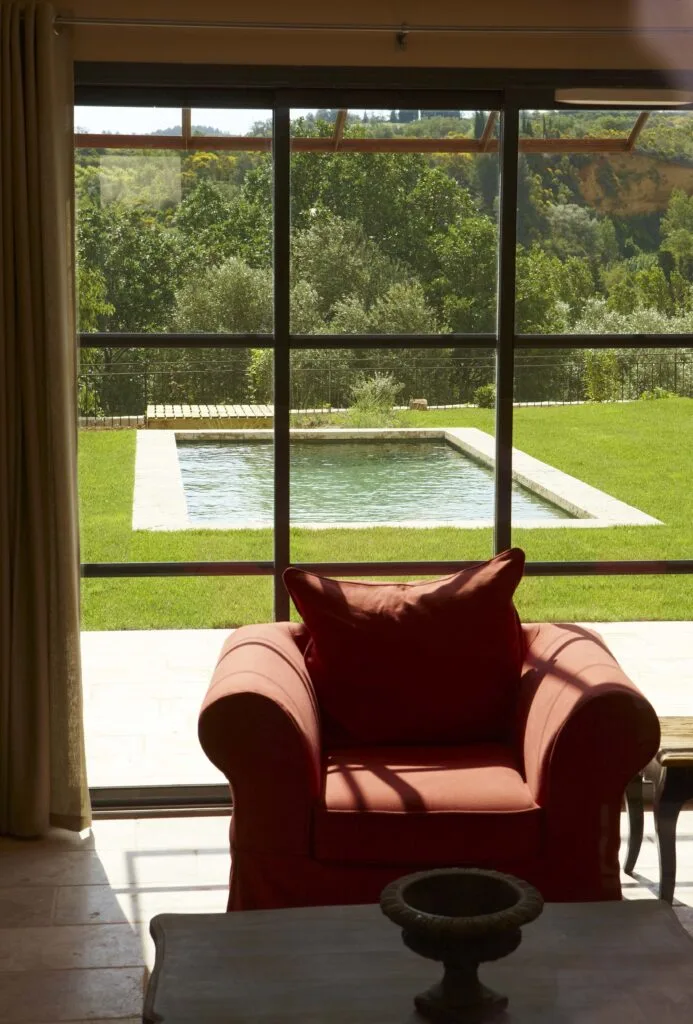 Piscine individuelle avec margelles et dallage en pierre calcaire naturelle