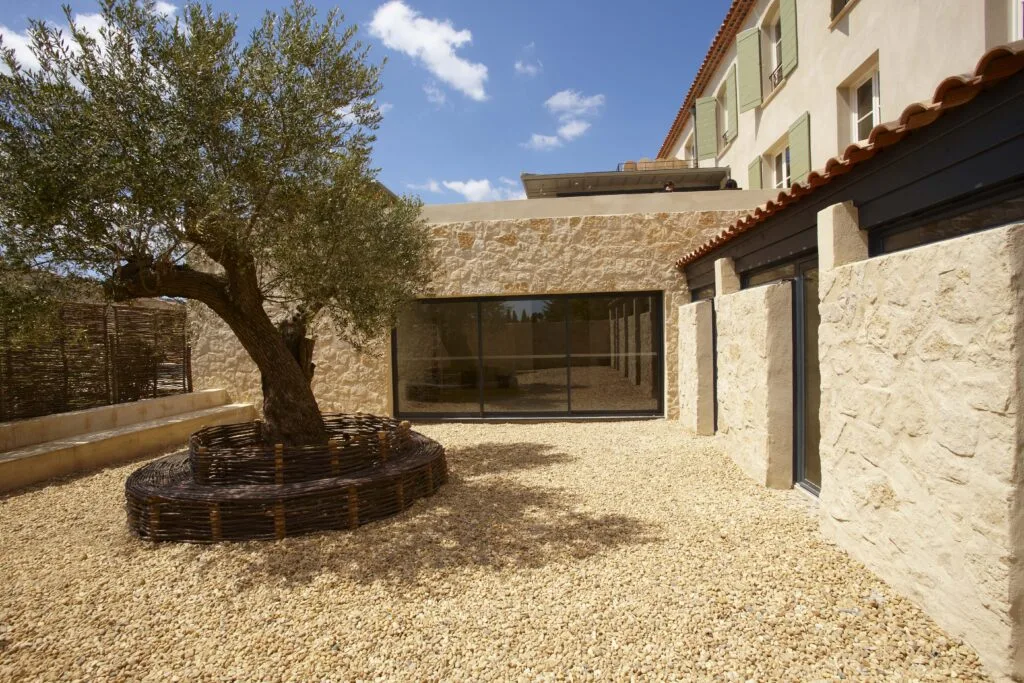 Cour en pierre calcaire dans une résidence de tourisme à Lézignan