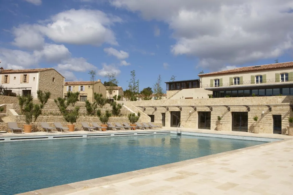 Réalisation en pierre naturelle dans une résidence de tourisme à Lézignan