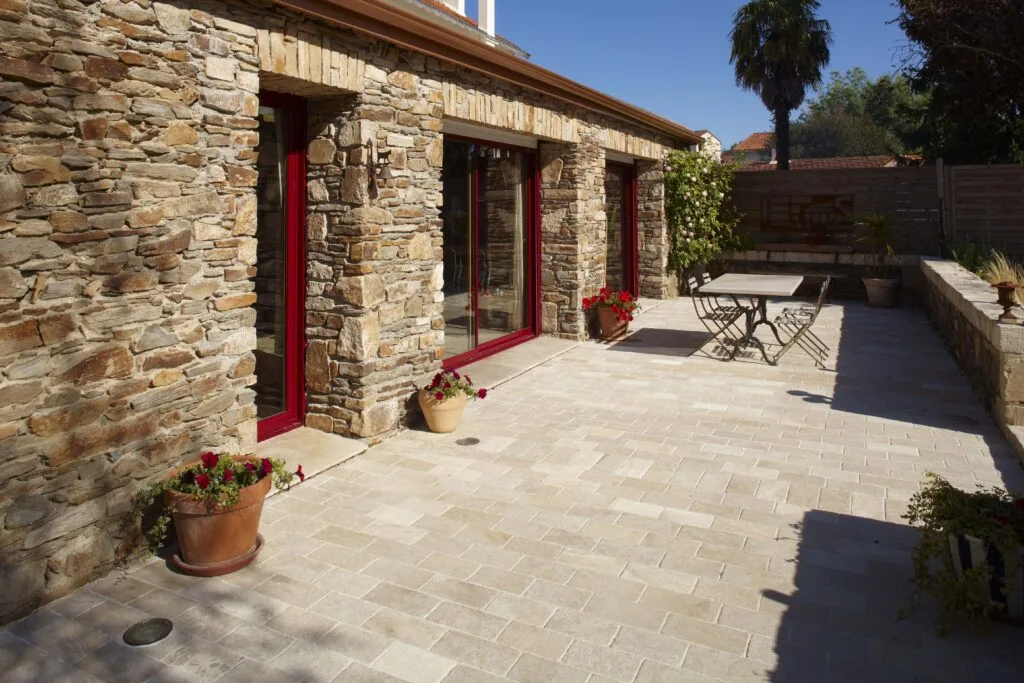 Terrasse en dallette de pierre Bouriane naturelle