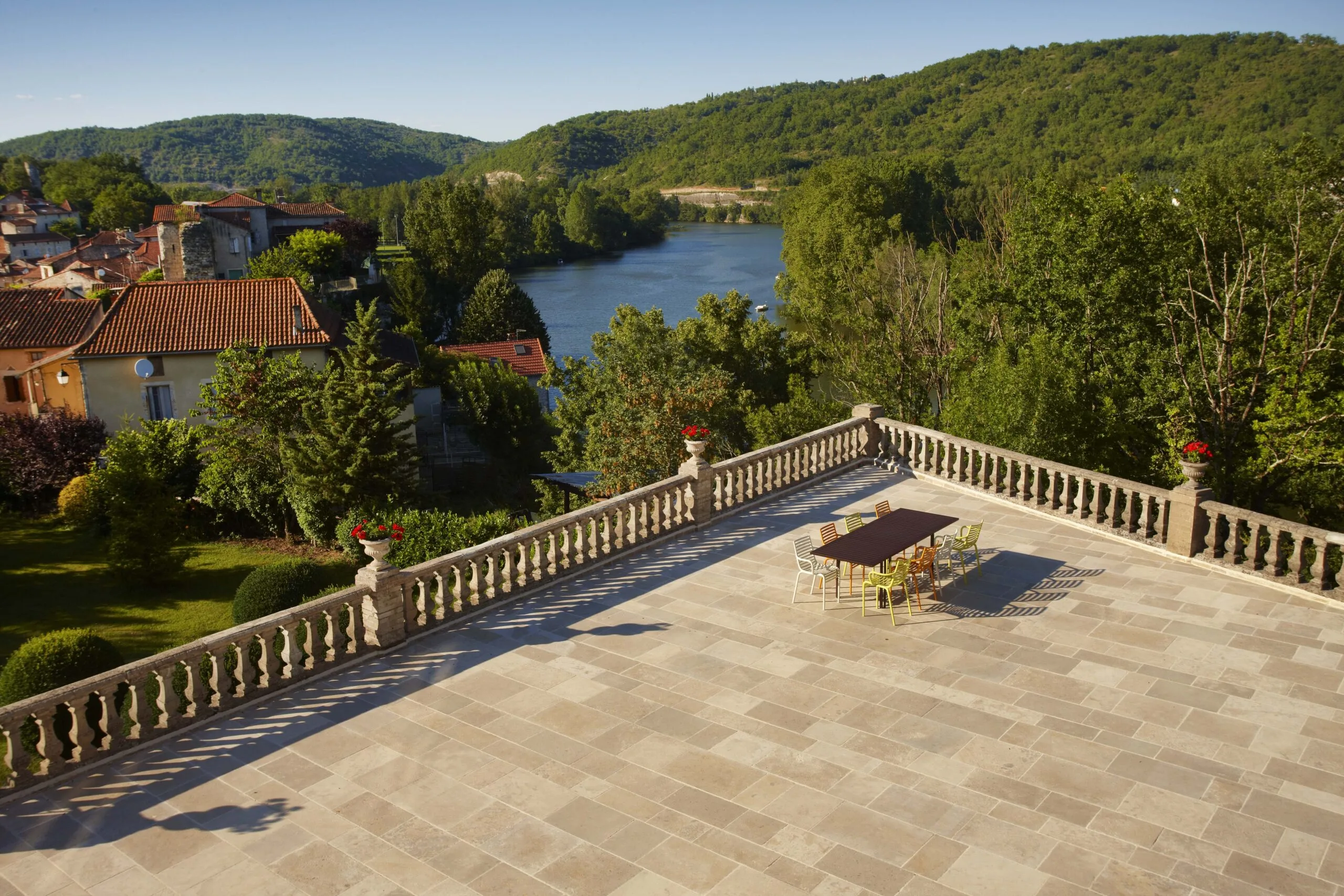 Terrasse extérieure en pierre naturelle – dallage authentique et durable